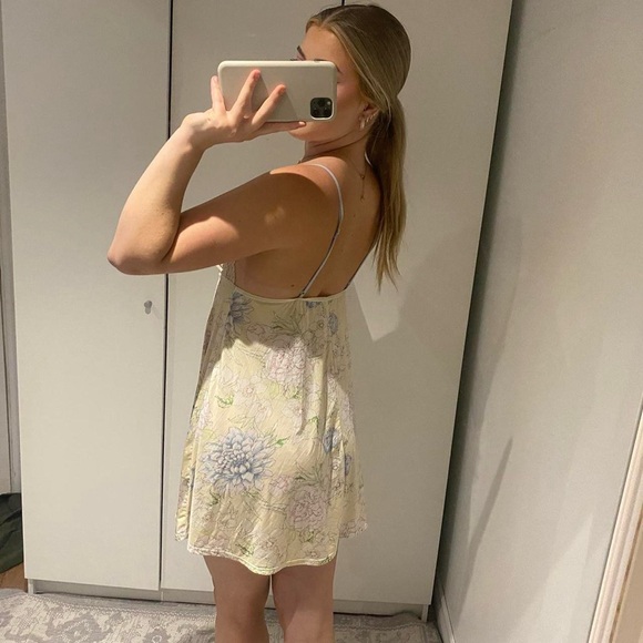 Silky lace floral mini dress 🌸 - Picture 2 of 4